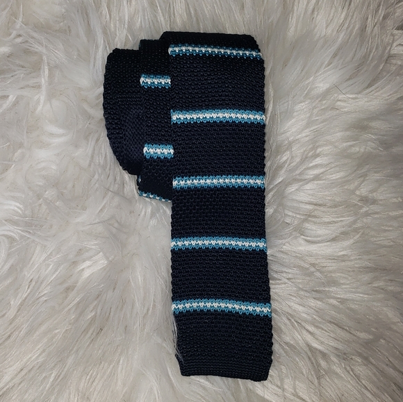 Banana Republic Skinny Knit Tie - Picture 2 of 3